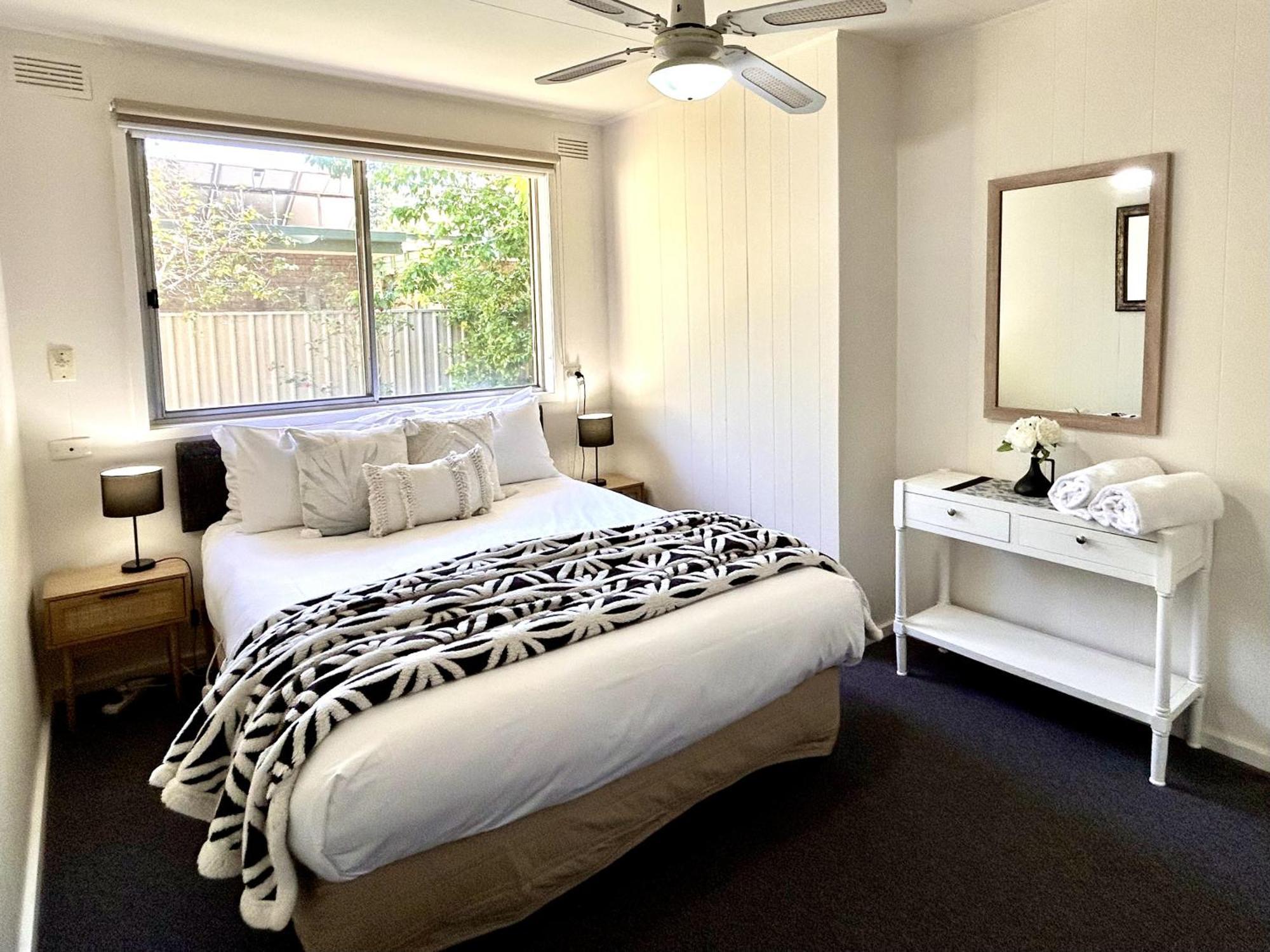 Adina Lodge Holiday Apartments Брайт Стая снимка